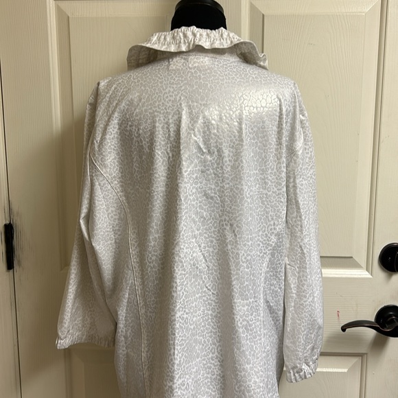 Zenergy by Chico’s Size 3 White and Silver Gray jacket with pockets - Picture 11 of 13